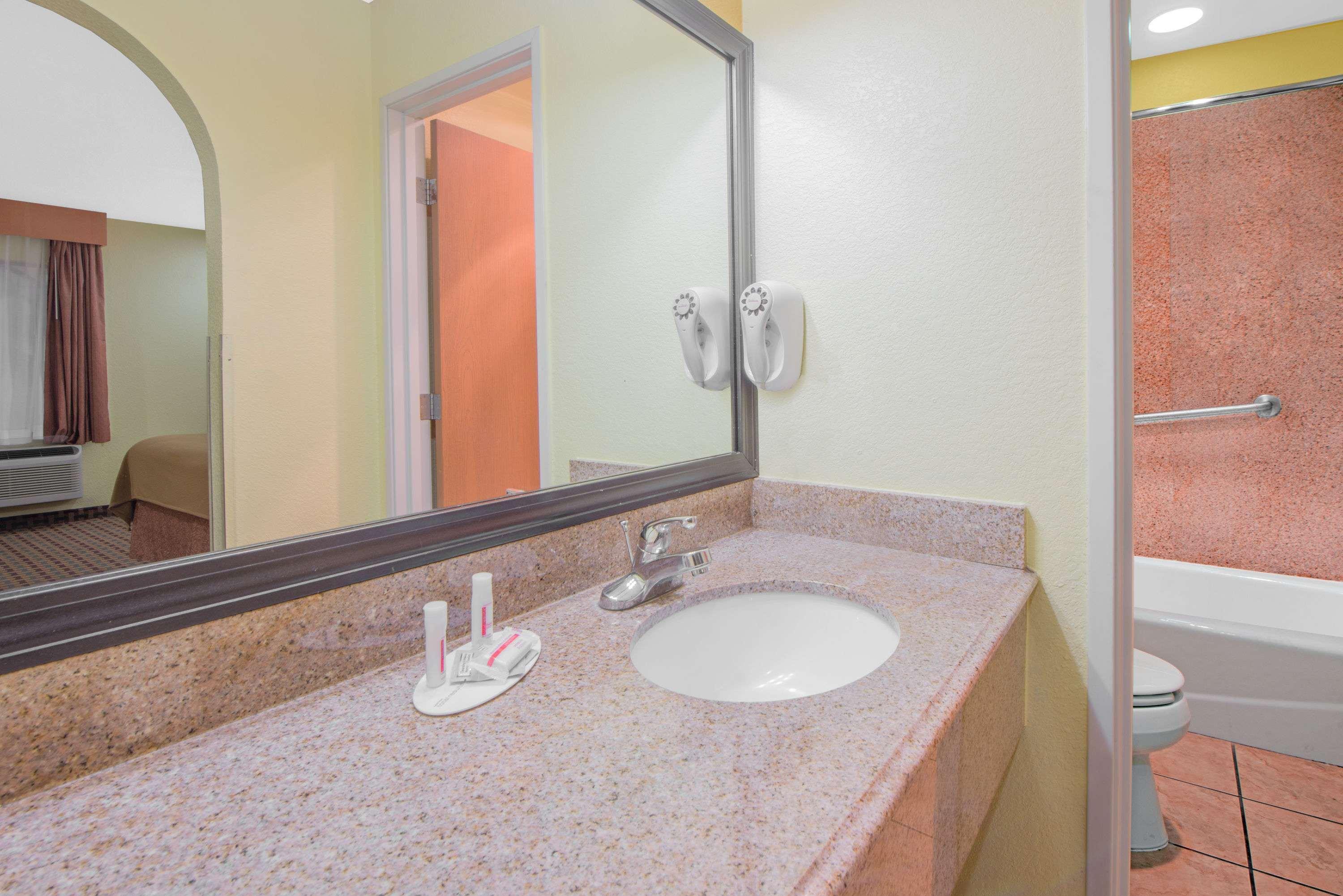 Days Inn By Wyndham Lubbock South Екстериор снимка